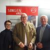 Geschäftsführerin Claudia Kessler-Franzen und der Vorsitzende des Vereins Singen aktiv, Wilfried Trah, rahmen den Referenten Martin W. ...