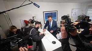 Anfang Dezember startete Migrationsstaatssekretär Siegfried Lorek (CDU) mit der Ausgabe der ersten Bezahlkarten auf dem neuen System. ...