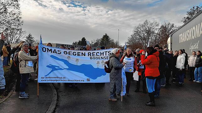 Auch am Bodensee gibt es eine Regionalgruppe von „Omas gegen Rechts“, hier eine Aktion 2023 (Archiv).