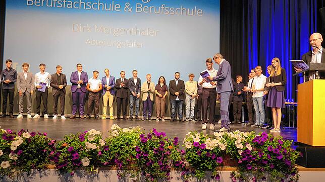 Abteilungsleiter Dirk Mergenthaler (rechts) und Schulleiter Thomas Ettwein überreichen Abschlusszeugnisse an die Berufsfachschüler der ...