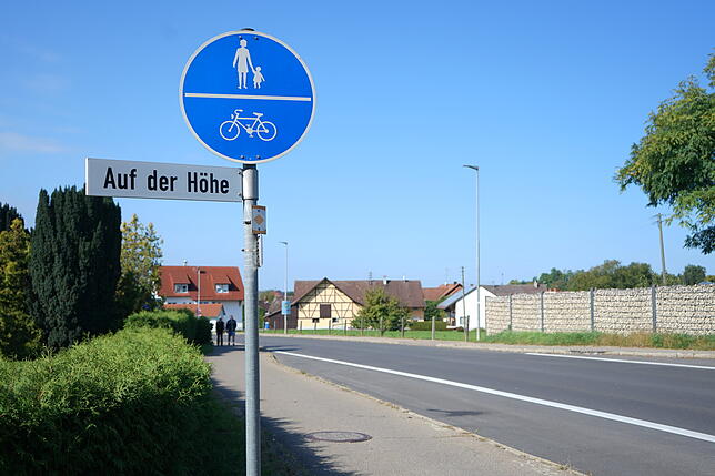 Der gemeinsame Fuß- und Radweg auf der Bahnhofstraße in Oberuhldingen ist manchem ein Dorn im Auge. Wenn hier viel Betrieb ist, kann es ...