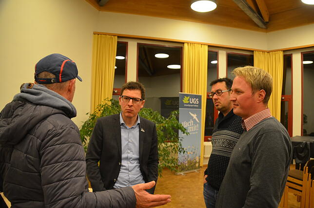 Nabu-Vertreter Johannes Enssle (Mitte) im engagierten Gespräch mit Besuchern der Podiumsdiskussion.