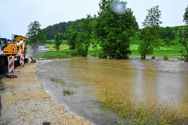 Bild 13: Wieder Hochwasser: So sieht es gerade an der L194-Baustelle beim Stockacher Freibad aus