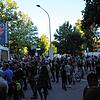 Besucher des Tote-Hosen-Konzerts im Gelände vor dem Bodensee-Stadion.