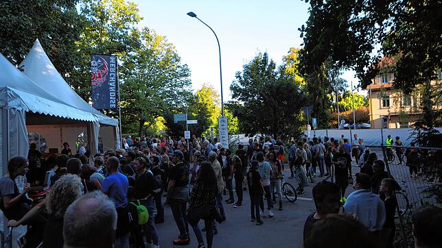 Besucher des Tote-Hosen-Konzerts im Gelände vor dem Bodensee-Stadion.