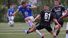 Der Türk. SV Konstanz (Mitte Erdem Tuncer) ist gegen den SC Markdorf (links Jan-Philipp Braun) gefordert.