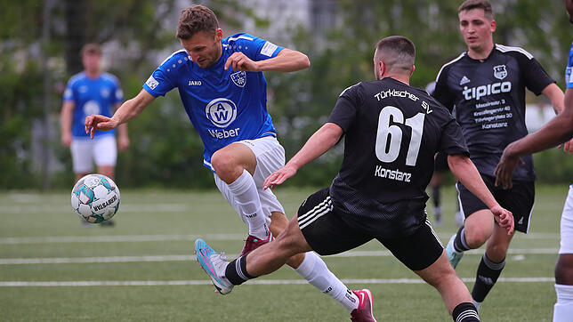 Der Türk. SV Konstanz (Mitte Erdem Tuncer) ist gegen den SC Markdorf (links Jan-Philipp Braun) gefordert.