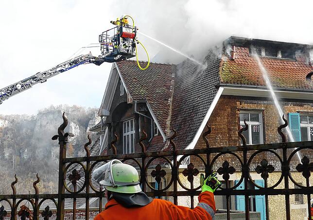 Bild 2: Dachstuhlbrand: Feuer zerstört Wohnhaus in Beuron weitgehend