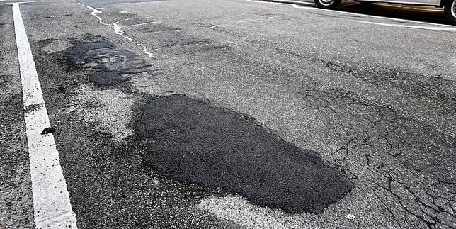 Nacher: Die zwei tiefen Schlaglöcher, die zuvor im Asphalt der Gartenstraße zwischen Löhrystraße und Zasiusstraße in Fahrtrichtung Laube ...