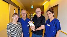 Freuen sich über den Neuzugang Lewis im Schwarzwald-Baar Klinikum (von links): Fachkinderkrankenpflegerin Sandra Rathgeber, Oberarzt ...