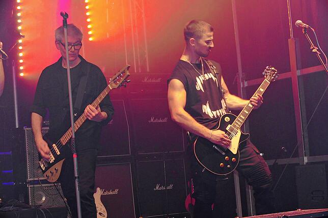 Bild 14: Back to the Future Dust & Bones bieten in der Halle von Holzbau Mäder ein Rockspektakel