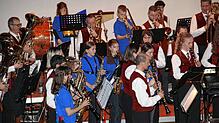 Eine besondere Zugabe gab es beim Konzert in der Klosterschüer, als der Musikverein Degernau mit dem Jugendorchester gemeinsam auf der ...