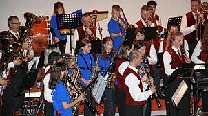 Eine besondere Zugabe gab es beim Konzert in der Klosterschüer, als der Musikverein Degernau mit dem Jugendorchester gemeinsam auf der ...
