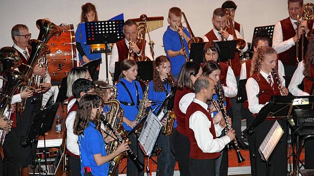 Eine besondere Zugabe gab es beim Konzert in der Klosterschüer, als der Musikverein Degernau mit dem Jugendorchester gemeinsam auf der ...