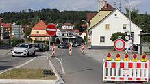 Nur noch in eine Fahrtrichtung fließt der Verkehr derzeit auf den beiden zur Sanierung anstehenden Teilabschnitten der Ortsdurchfahrt ...