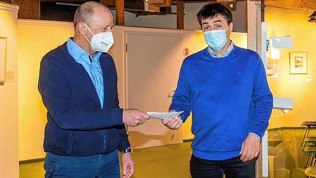 Clemens Rosa (rechts) vom Sportverein Grafenhausen hat Bürgermeister Christian Behringer den ersten Entwurf für den Flyer zur ...