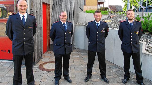 Das Kommando der Gesamtwehr Meßkirch Marcel Back und Tobias Lumb (von links) sowie die Gewählten der Feuerwehr von Rengetsweiler: ...