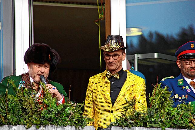 Ozumei Jonny Kienzler und Bürgermeister Jörg Frey bei der Schlüsselübergabe.