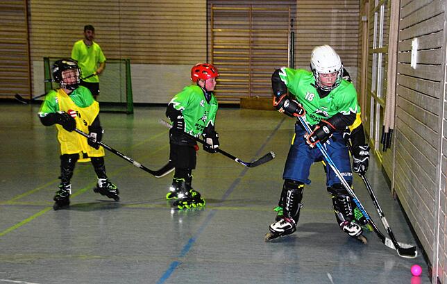 Die Spieler jagen in der Randenhalle keinem Puck, sondern einem Ball hinterher.