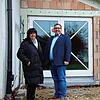 Planerin Monika Kiesling und Bürgermeister Patrick Krauss vor dem Anbau an das Mooser Bürgerhaus, das saniert wird.