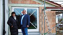 Planerin Monika Kiesling und Bürgermeister Patrick Krauss vor dem Anbau an das Mooser Bürgerhaus, das saniert wird.