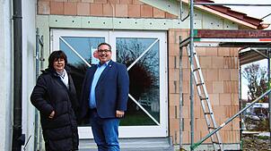 Planerin Monika Kiesling und Bürgermeister Patrick Krauss vor dem Anbau an das Mooser Bürgerhaus, das saniert wird.