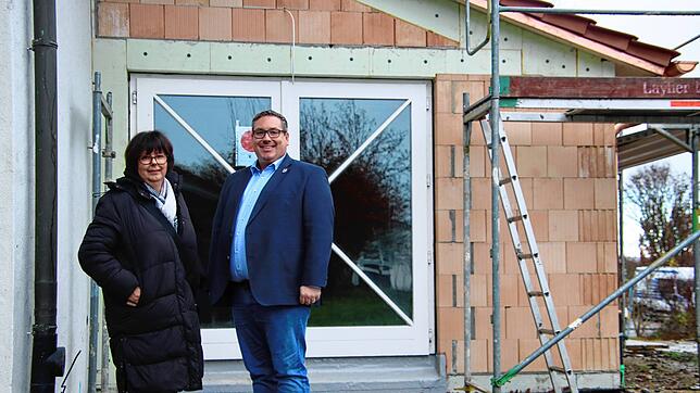 Planerin Monika Kiesling und Bürgermeister Patrick Krauss vor dem Anbau an das Mooser Bürgerhaus, das saniert wird.