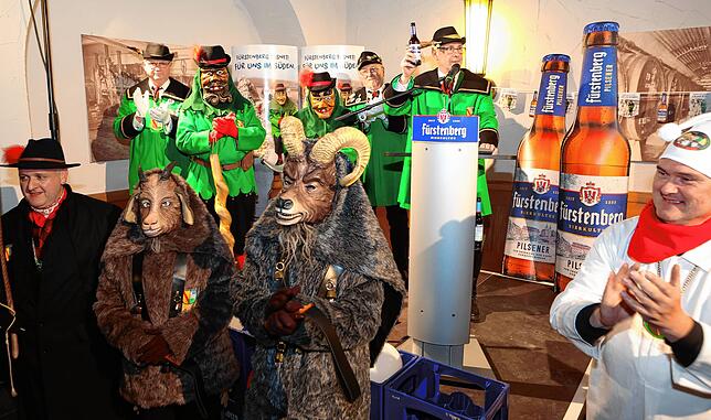 Bild 16: Großer Bahnhof bei der Fastnachtsbierverkostung im Schalander der Fürstenberg Brauerei