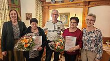 Die Vorsitzende Heidi Jehle, ihr Stellvertreter Holger Brehl und Doris Ebner (hinten, von links) danken Heidi Schulz (vorn, links) und ...