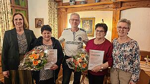 Die Vorsitzende Heidi Jehle, ihr Stellvertreter Holger Brehl und Doris Ebner (hinten, von links) danken Heidi Schulz (vorn, links) und ...