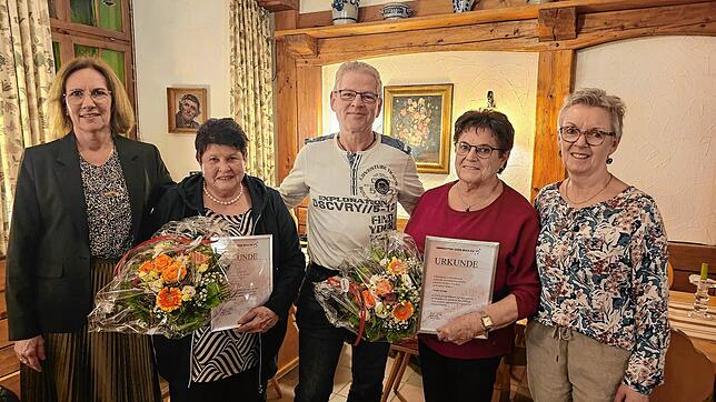 Die Vorsitzende Heidi Jehle, ihr Stellvertreter Holger Brehl und Doris Ebner (hinten, von links) danken Heidi Schulz (vorn, links) und ...