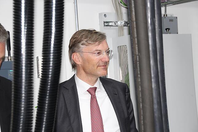 Der ZF-Vorstandsvorsitzende Wolf-Henning Scheider bei einem Rundgang durch das Prüfzentrum.