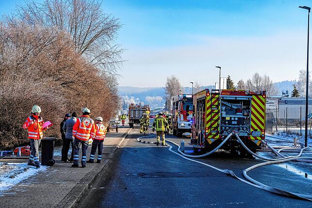 Immer wieder werden Rettungskräfte bei Einsätzen angegangen. So auch die Feuerwehr bei dem Großbrand in Schwenningen am 12. Januar.