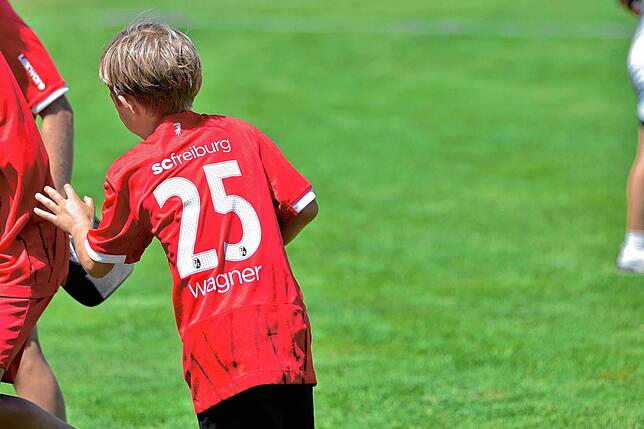 Bild 20: SC Freiburg II gewinnt Test beim FC Erzingen gegen den FC Zürich II mit 6:3 – wir haben Fotos!