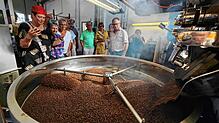 Der spannende Moment, wenn die frisch gerösteten Kaffeebohnen auf das Sieb rutschen und einen anregenden, angenehmen Geruch verbreiten. ...