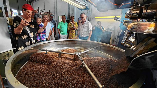 Der spannende Moment, wenn die frisch gerösteten Kaffeebohnen auf das Sieb rutschen und einen anregenden, angenehmen Geruch verbreiten. ...