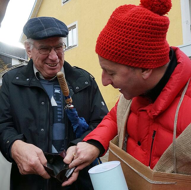 OB Frank kann es kaum glauben: Der Geldbeutel von Oswald Behringer aus Breitenfeld ist tatsächlich leer.