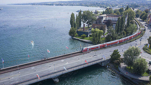 Die Alte Rheinbrücke in Konstanz hat bislang nur ein Gleis für Züge. Deshalb ist sie ein Nadelöhr, wenn es um die Schaffung einer ...