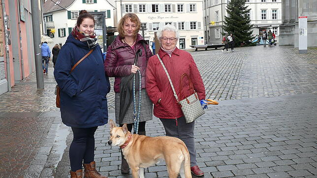 Anna-Marie Schlaich, Anja Dobe mit Hündin Liv und ihre Mutter Christine Stockmann.