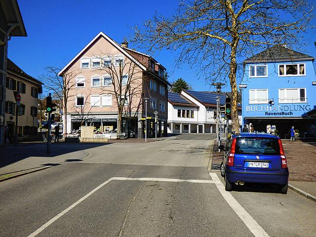 An der Kreuzung Bussenstraße/Stadtgraben vor der Stadthalle (weißes Gebäude im Hintergrund) soll ein Kreisverkehr eingerichtet werden. ...