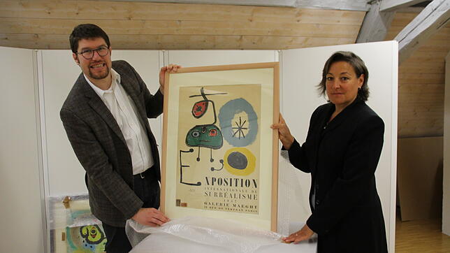 Museumsleiter Johannes Waldschütz und Kulturamtsleiterin Corinna Bruggaier wenige Tage vor Eröffnung der Ausstellung &bdquo;Joan Miró ...