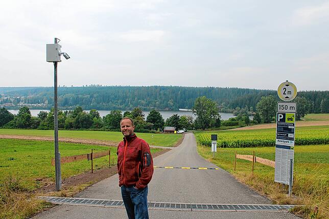 Dieses Bild bietet sich dem Besucher, wenn er in die Straße zum Südparkplatz Kirnbergsee einfährt. Im Vordergrund Alexander Misok vom ...