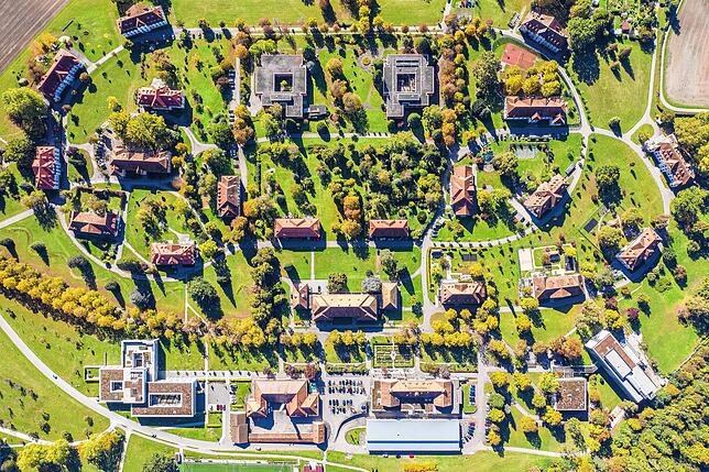 (Archivbild) Luftbild vom Gelände des ZfP Reichenau. Das neue Fachpflegeheim soll südlich davon (auf dem Bild oben mittig rechts) gebaut ...