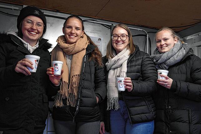 Gute Stimmung beim Teuringer Adventsmarkt am Stand der Narrenzunft Bitzenhofen (von links): Marlene Friedel, Laura Amann, Cora Macheit ...