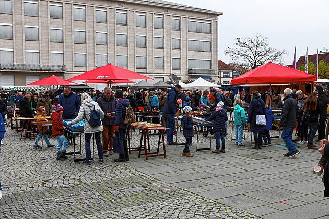 Bild 21: Trubel auf dem Rathausplatz