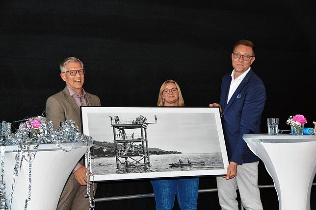 Zur Neueröffnung der sanierten Meersburg Therme überreichte Bürgermeister Robert Scherer statt eines Schlüssels eine historische ...
