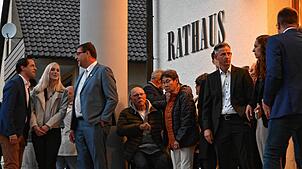 Es ist ein Stimmungsbild des Wahlabends: Wegen des großen Andrangs verlegt Wahlleiter Andreas Theiss die Verkündung der Ergebnisse nach ...