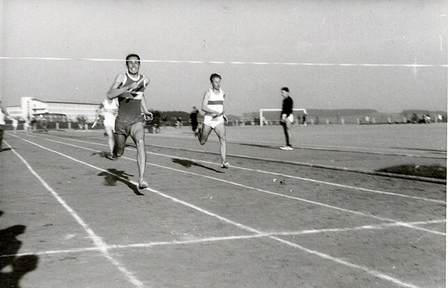 Im Zieleinlauf bei den der 400 x 100-Staffel bei den Bezirksmeisterschaften der Leichtathleten 1960 in Villingen liegt der Blumberger ...