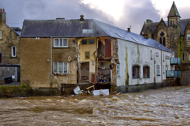 Hawick: Die Wand eines Gasthauses ist in den Fluss Teviot eingestürzt.