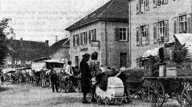 Fronleichnam 1945 in Gailingen: Statt einer Festtagsprozession steht die Vertreibung an. Das Bild zeigt die Evakuierungskolonne in der ...